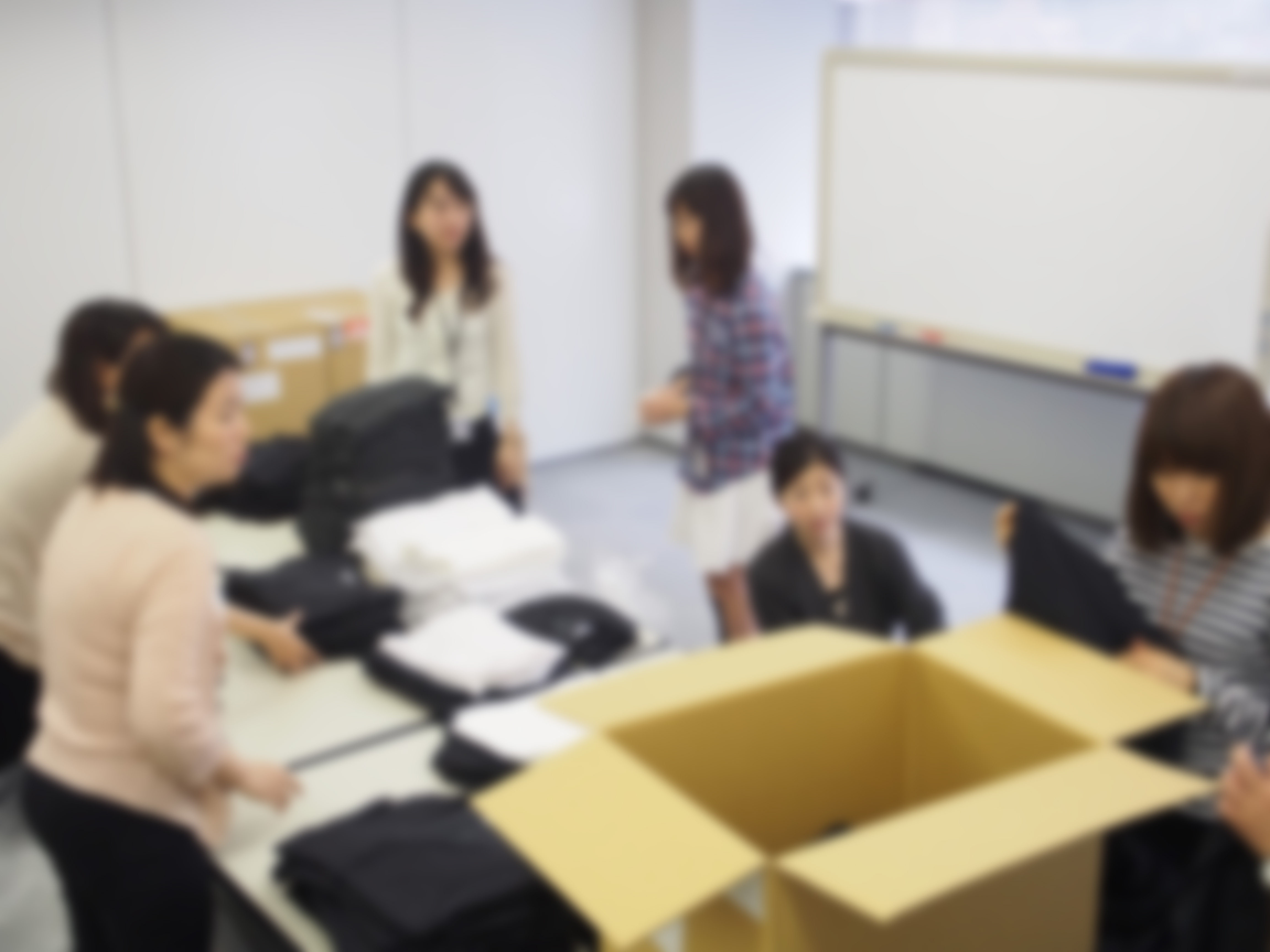 家庭用衣類、旧作業服・制服寄贈の様子